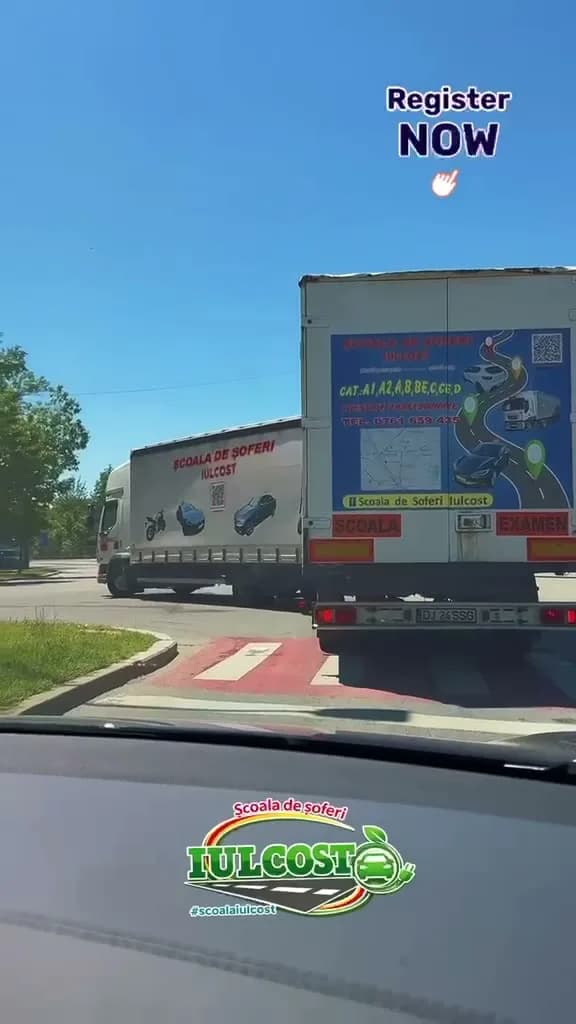 Camionul cu remorcă și autobuzul școlii, în trafic