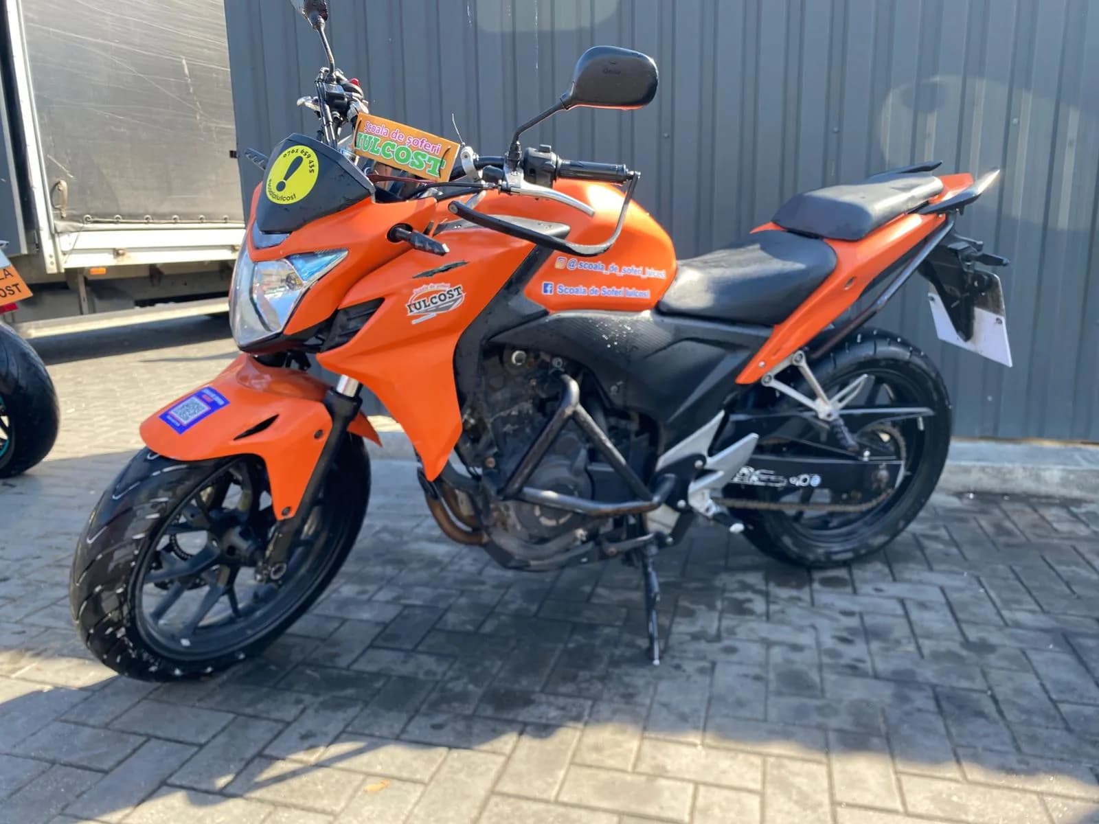 Honda CB500F, fabricație 2016 – o motocicletă echilibrată, manevrabilă și plăcută la condus, ideală pentru pregătirea categoriei A2 în siguranță, la Școala Iulcost! 🏍️💚🔥
