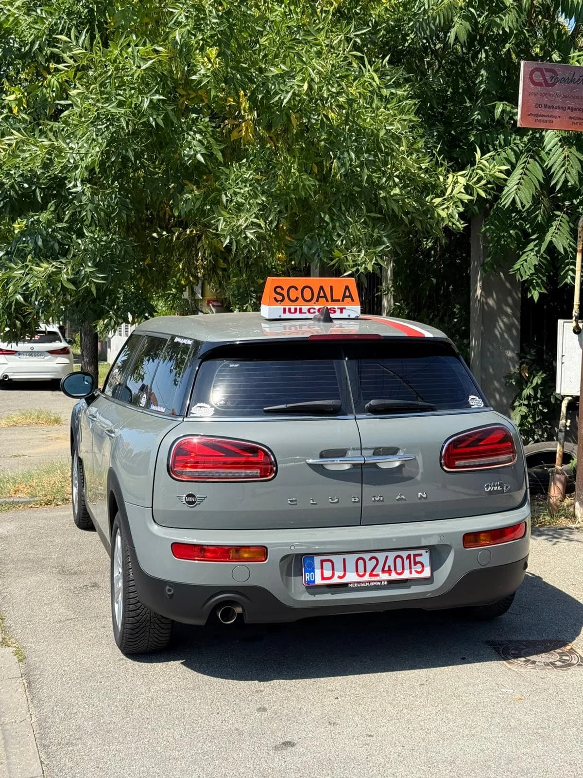 MINI Clubman, fabricație 2022, motor diesel și transmisie manuală – o mașină modernă, elegantă și ușor de condus, ideală pentru pregătirea categoriei B la Școala Iulcost! 🚘💚✨