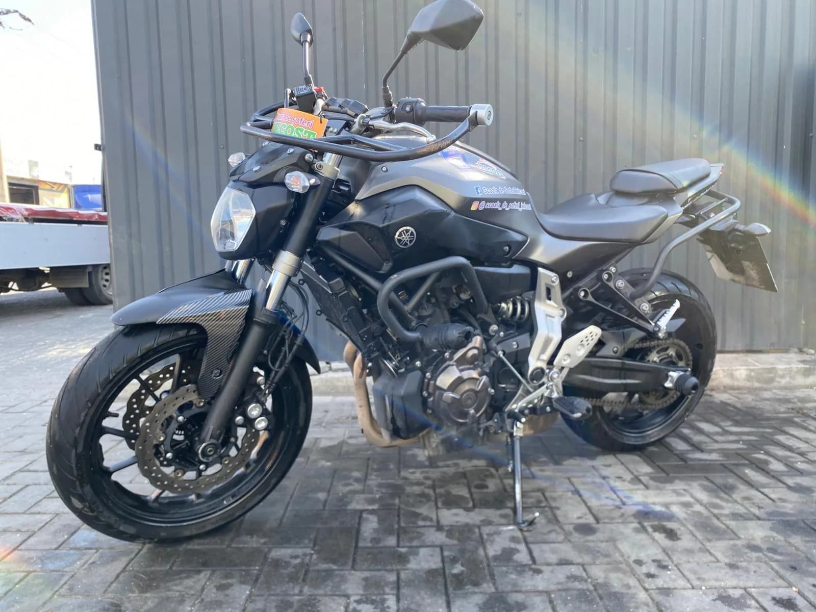 Puternică, agilă și ușor de manevrat, Yamaha MT-07 este motocicleta ideală pentru pregătirea la categoria A. La Școala de Șoferi Iulcost beneficiezi de instruire profesionistă și poligon nelimitat până la finalizarea școlii. Alege Iulcost și transformă pasiunea pentru motociclete în experiență și siguranță! 💚✅