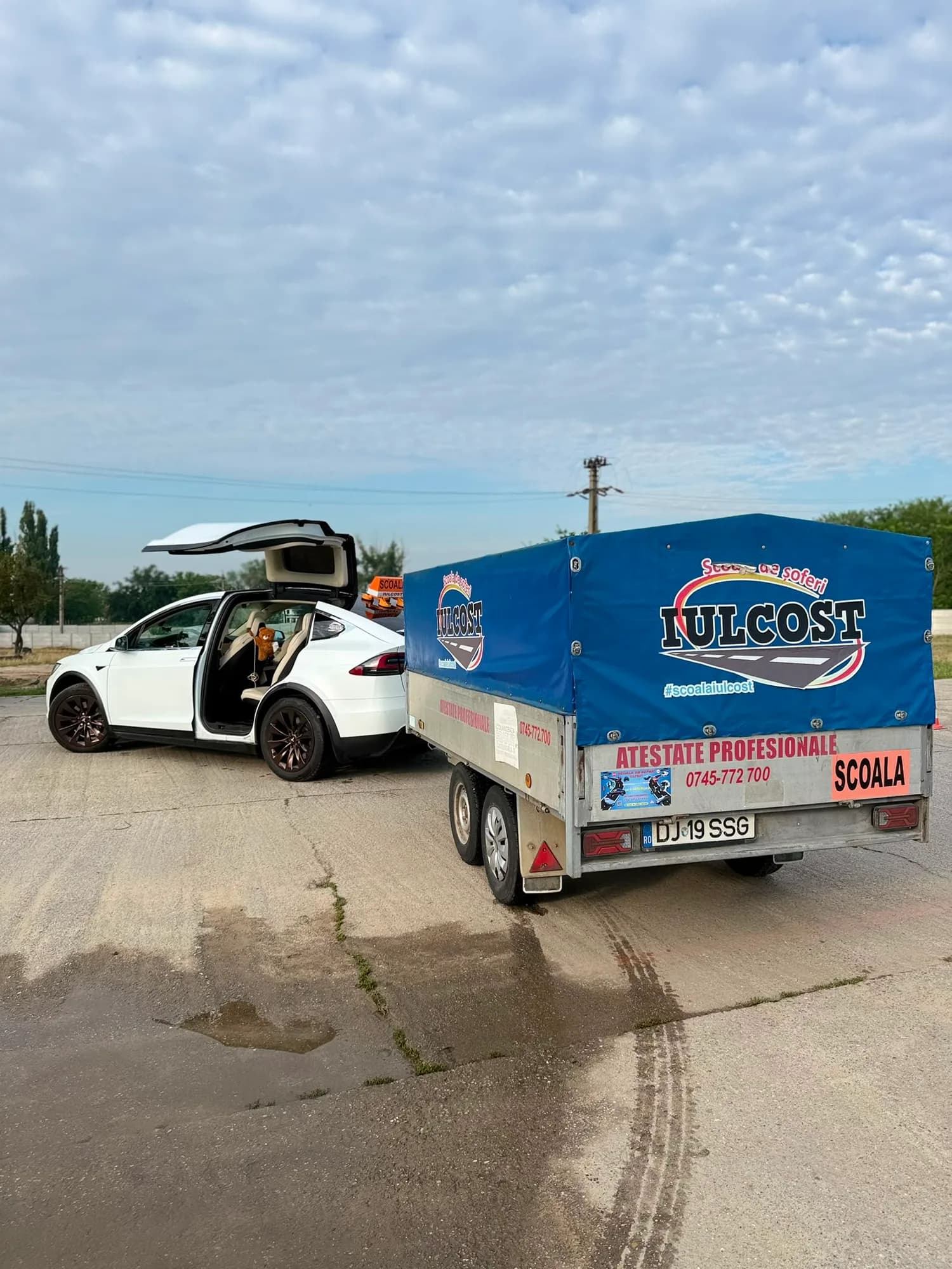 Tesla Model X cu remorcă — ansamblu pentru categoria BE, din parcul auto Iulcost