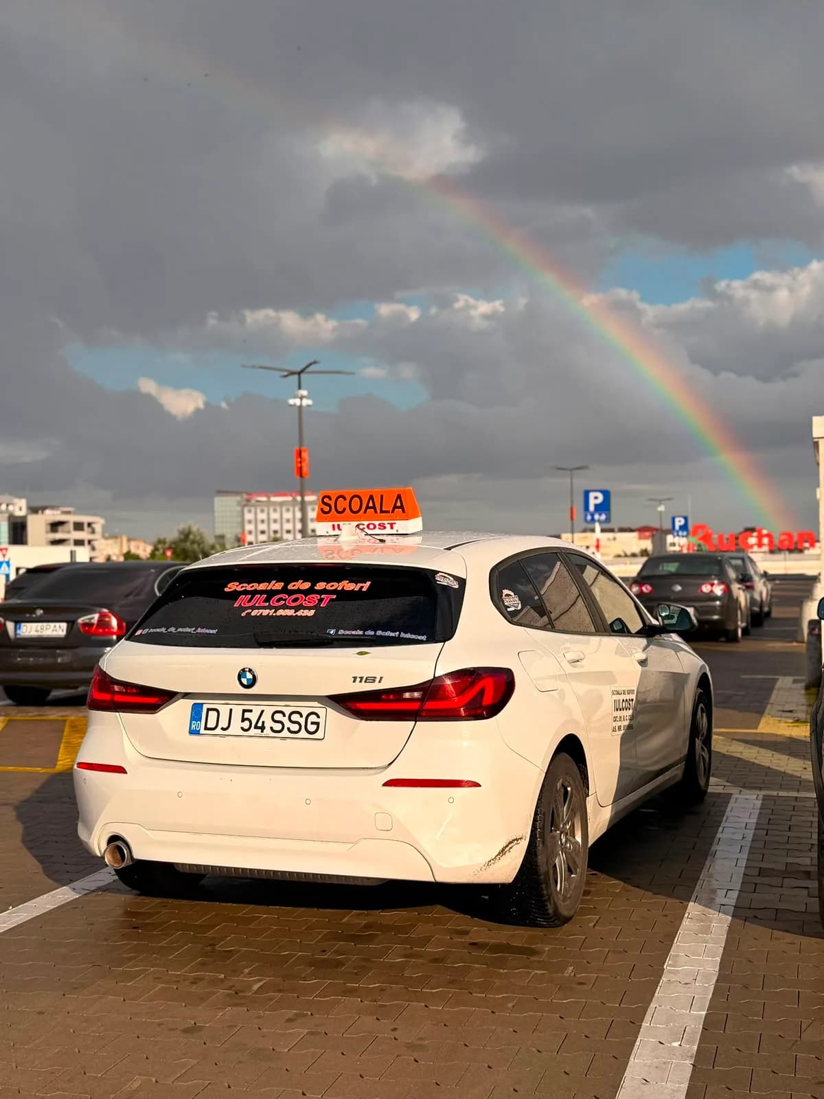 BMW Seria 1 116i, fabricație 2023, motor pe benzină și transmisie manuală – o mașină modernă, dinamică și ușor de condus, perfectă pentru primele tale experiențe la volan! 🚘🔥