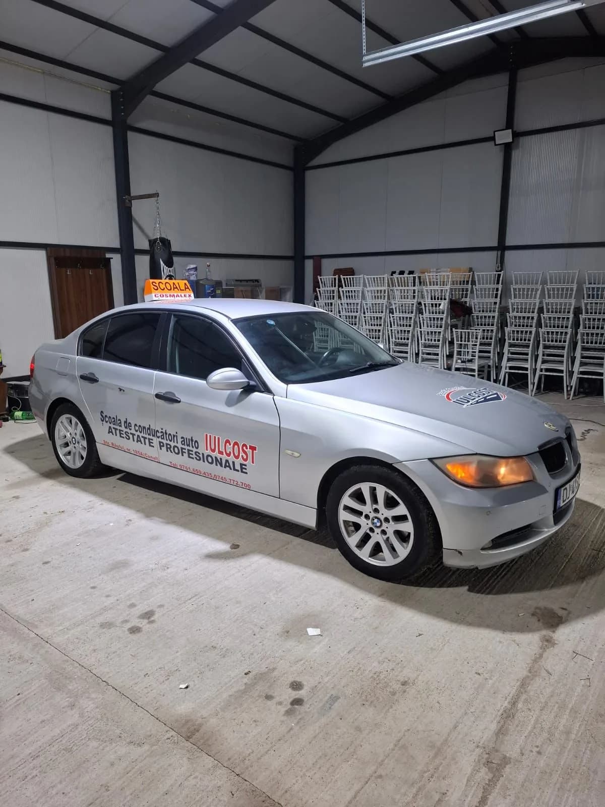 BMW Seria 3, fabricație 2007, cutie manuală și 190 CP – singura mașină cu aer clasic din parcul auto Iulcost, dar cu personalitate, putere și plăcerea autentică de a conduce! 🚘🔥💚