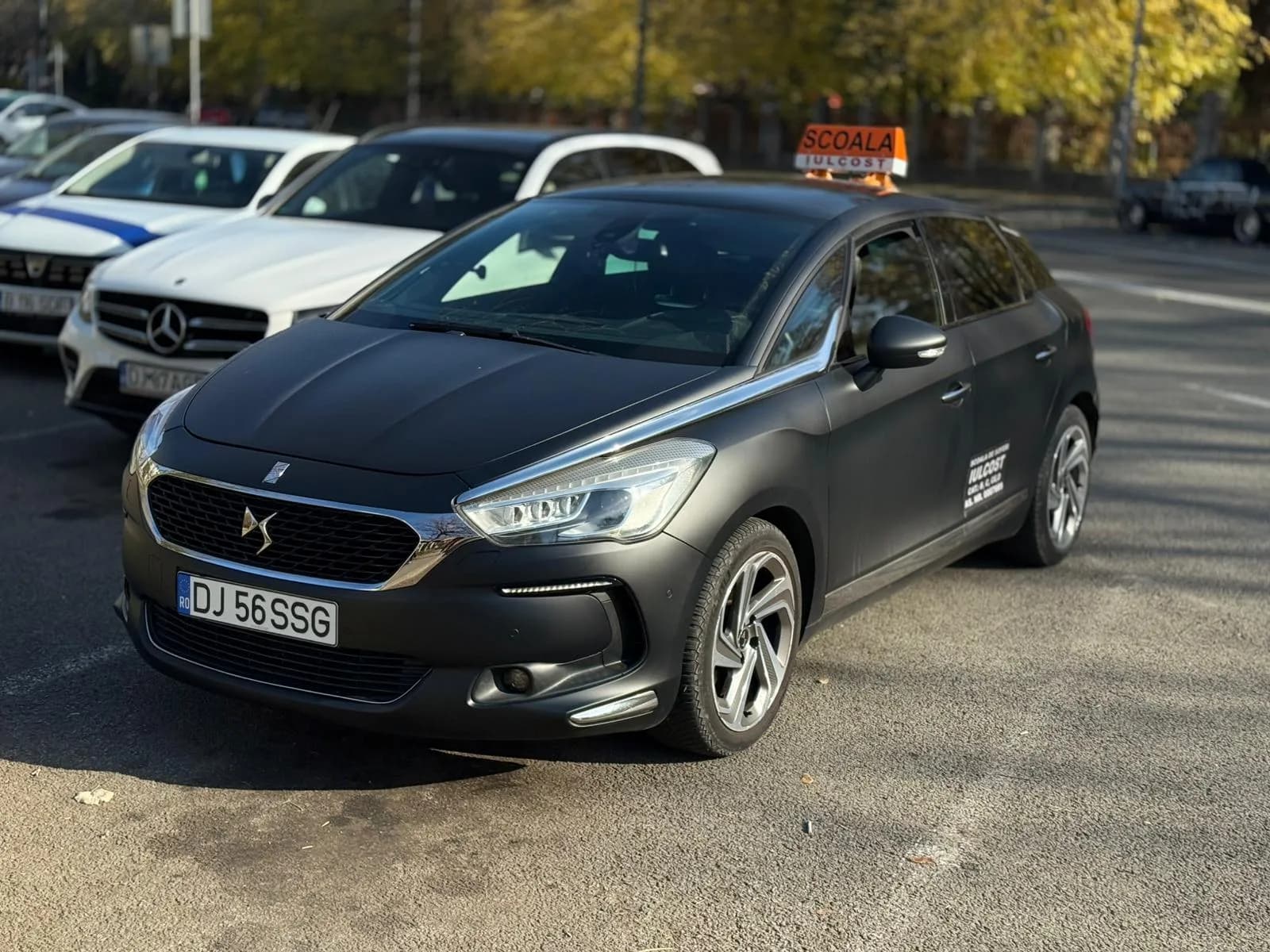 DS 5, fabricație 2017, cu transmisie manuală – o mașină elegantă, confortabilă și aparte, ideală pentru a învăța să conduci într-un stil premium la Școala Iulcost! 🚘✨💚