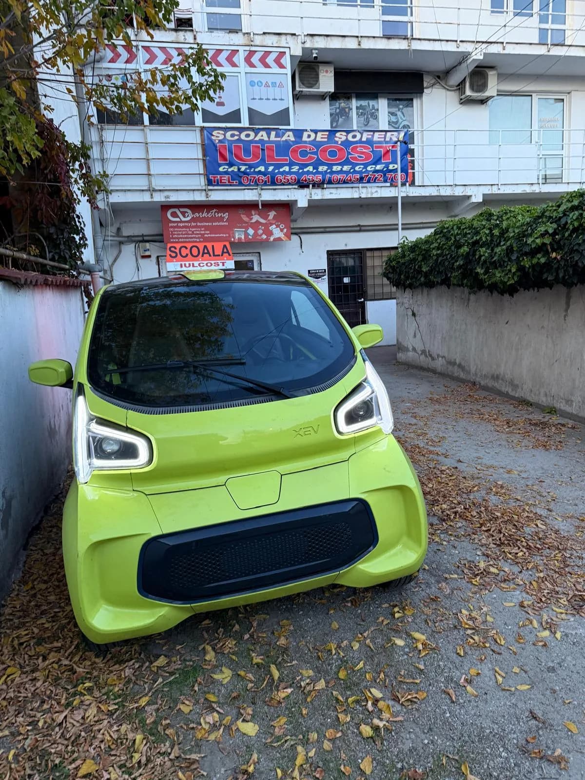 XEV YOYO, destinată categoriei B1 – un vehicul electric, compact, modern și foarte ușor de manevrat, ideal pentru primele experiențe la volan în oraș, la Școala Iulcost! ⚡🚗💚