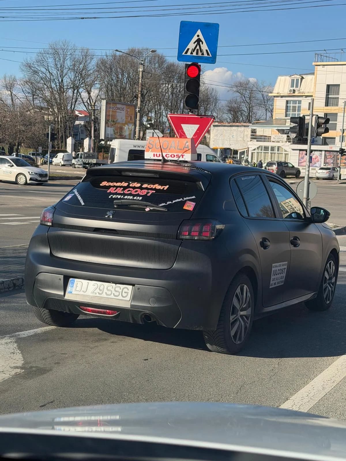 Peugeot 208, fabricație 2021, motor 1.5 HDi diesel și transmisie manuală – modern, economic și ușor de manevrat, ideal pentru pregătirea categoriei B la Școala Iulcost! 🚘💚✅
