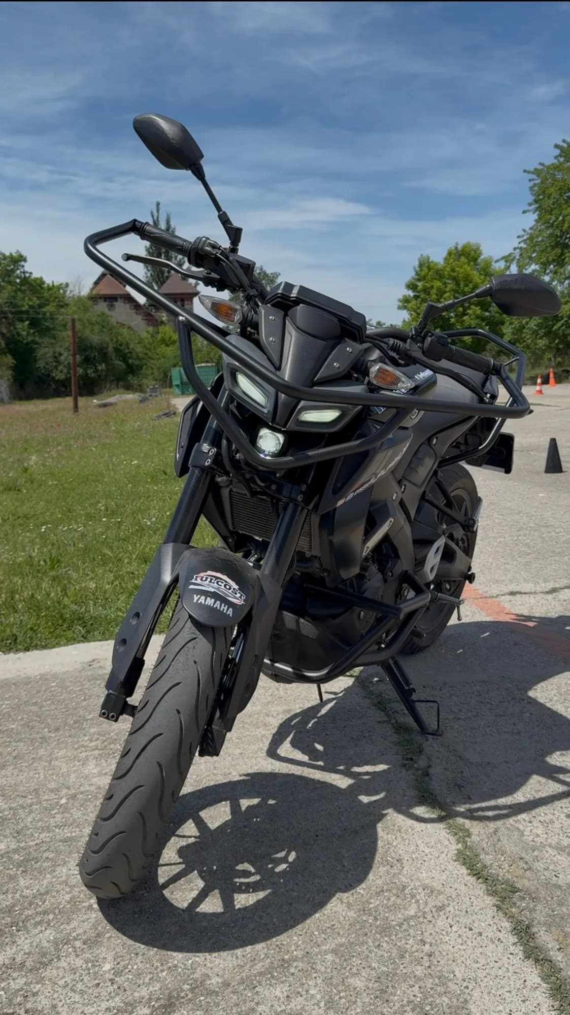 Yamaha MT-125, fabricație 2023 – o motocicletă modernă, agilă și ușor de manevrat, ideală pentru începătorii care vor să învețe în siguranță și cu încredere la Școala Iulcost! 🏍️💚🔥