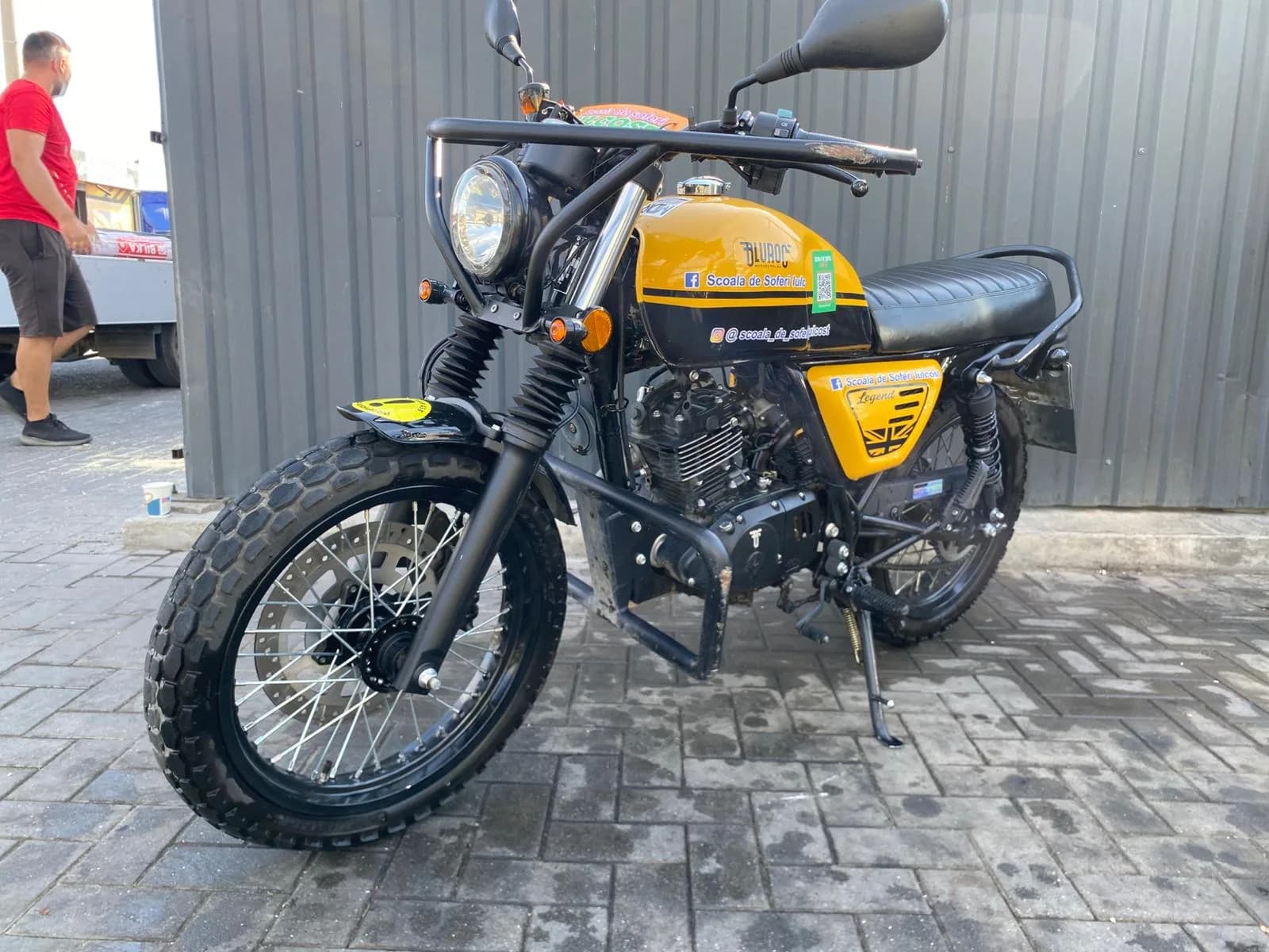 Bluroc Legend 125, fabricație 2024 – o motocicletă modernă, ușor de manevrat și cu un design retro spectaculos, ideală pentru primii pași pe două roți, la categoria A1! 🏍️🔥💚