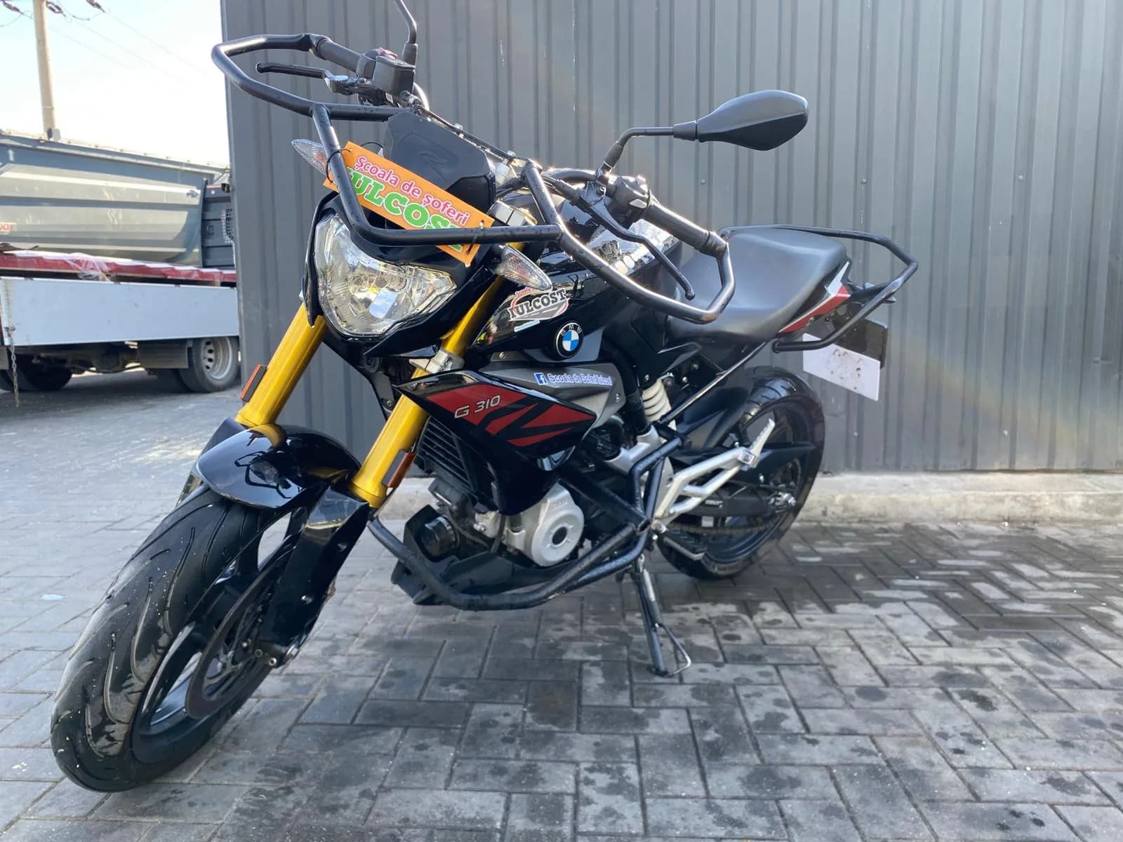 Ușoară, agilă și simplu de manevrat, BMW G 310 R este motocicleta ideală pentru primele tale experiențe pe două roți. Beneficiezi de pregătire atentă și poligon nelimitat până la finalizarea școlii. Înscrie-te acum la Iulcost și transformă pasiunea pentru moto într-un permis categoria A2! 💚✅