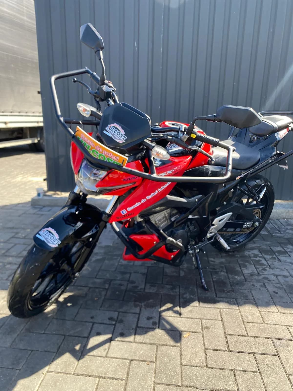 Sportivă, ușoară și agilă, Suzuki GSX-R125 este ideală pentru pregătirea la categoria A1. La Școala de Șoferi Iulcost beneficiezi de instruire profesionistă și poligon nelimitat până la finalizarea școlii. Alege Iulcost și începe aventura pe două roți în siguranță și cu încredere! 💚✅