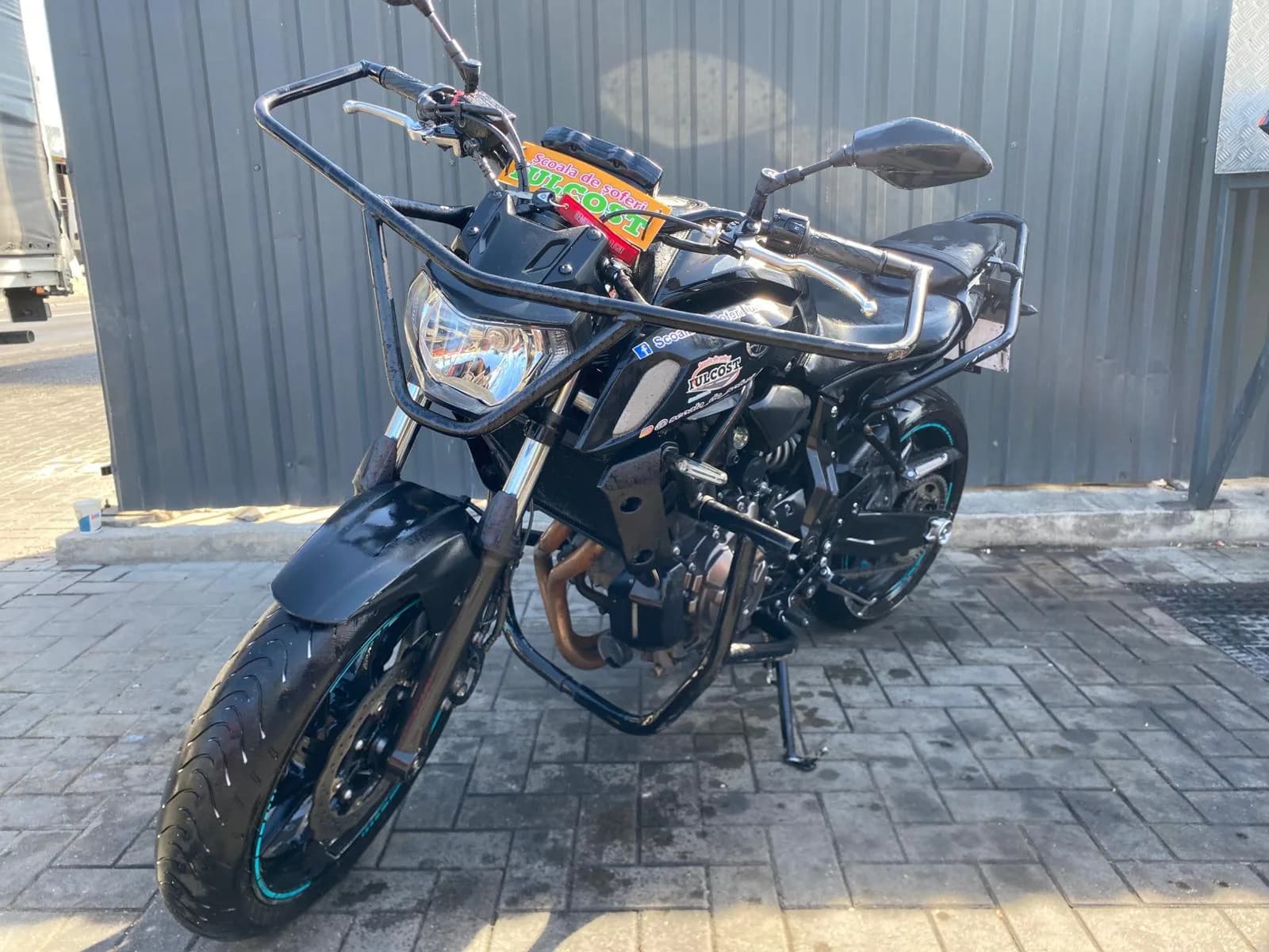 Modernă, puternică și foarte ușor de manevrat, Yamaha MT-07 este alegerea ideală pentru pregătirea la categoria A. La Școala de Șoferi Iulcost beneficiezi de instruire profesionistă și poligon nelimitat până la finalizarea școlii.